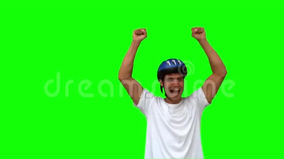 一个人骑着自行车举起双臂在绿色屏幕上视频的预览图