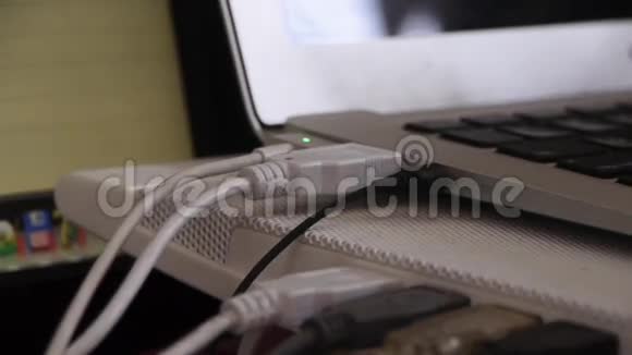 电脑笔记本键盘笔记本电脑侧面显示USB和电源连接视频的预览图