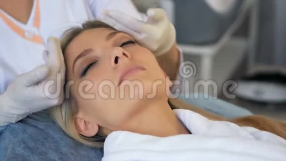 在美容院享受面部按摩的美女视频的预览图