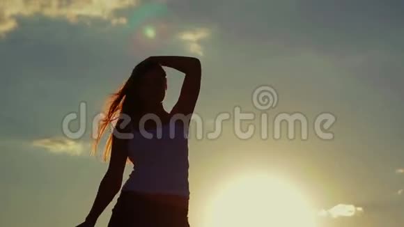 年轻女孩在夕阳下跳舞视频的预览图