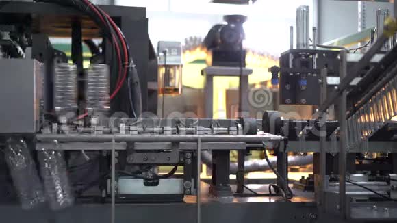 输送机在工厂生产塑料瓶视频的预览图