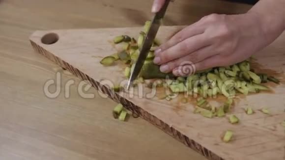 女人手切片腌制黄瓜特写视频的预览图
