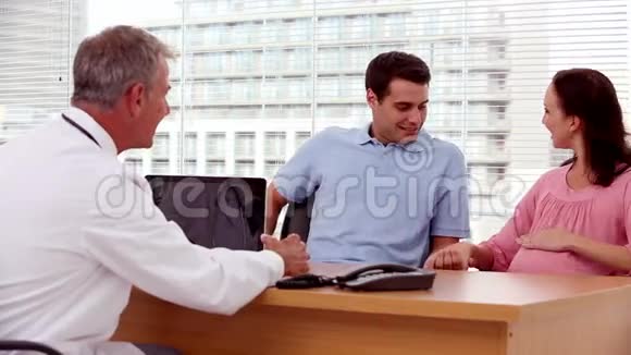 微笑的医生向病人解释一些事情视频的预览图