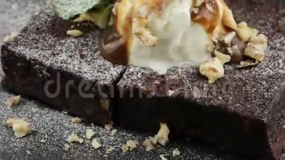 美味的巧克力布朗尼和冰淇淋视频的预览图