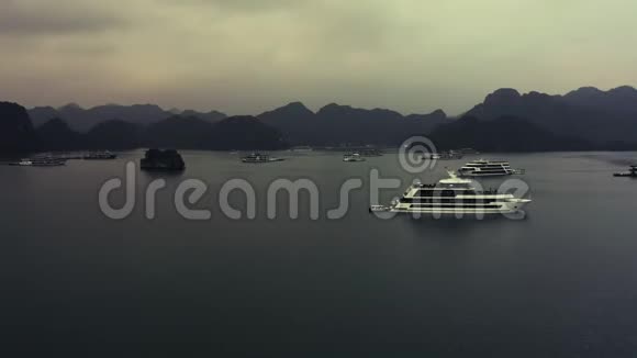 日出时海龙湾垃圾船和游船的空中镜头视频的预览图