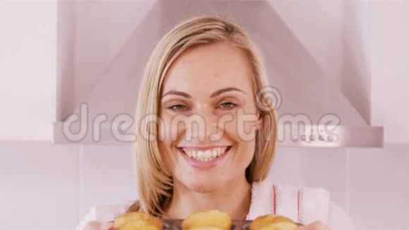 微笑的女人呈现她的菜视频的预览图