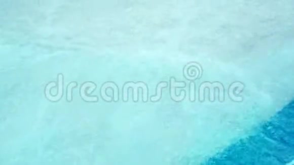 游泳池里的蓝色水在游泳池中编织水背景视频的预览图