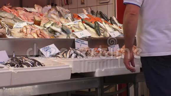 希腊鱼市人路过视频的预览图