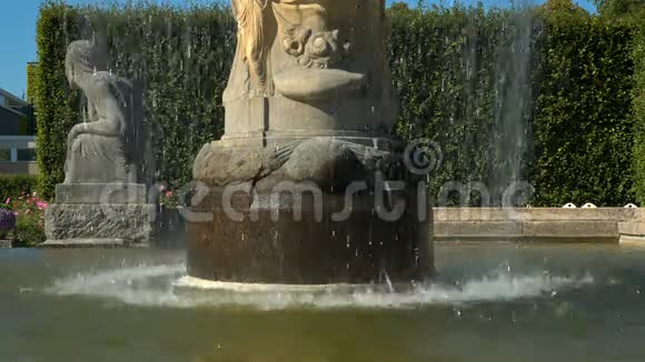 巴登巴登在玫瑰园的喷泉旁视频的预览图