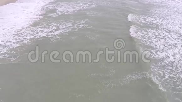 潮和沙滩慢镜头空中视频视频的预览图