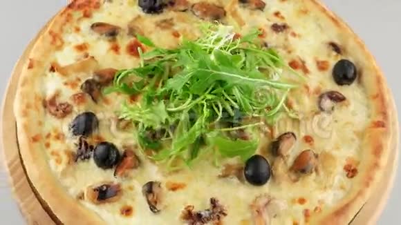 带海鲜和莫扎雷拉奶酪的披萨视频的预览图