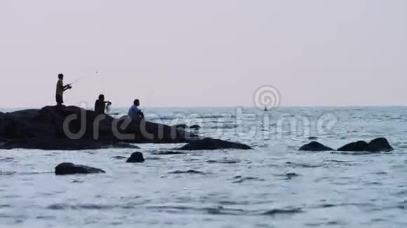 日落时分的渔夫视频的预览图
