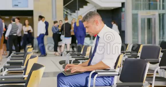 高加索商人在商业研讨会上使用笔记本电脑视频的预览图