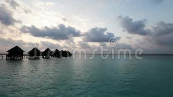 日落时在水面上游荡马尔代夫视频的预览图