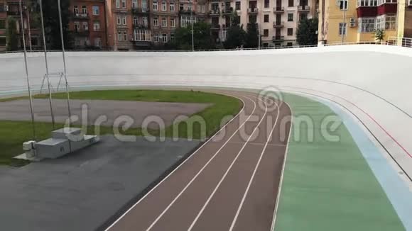 基辅机场的无人机视野在自行车赛道训练单车概念视频的预览图