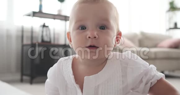 家里可爱的女婴视频的预览图