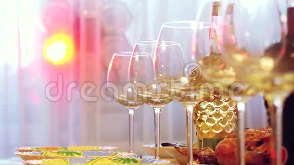 餐厅餐桌上的玻璃眼镜宴会桌酒杯的酒台灯光3840x2160视频的预览图