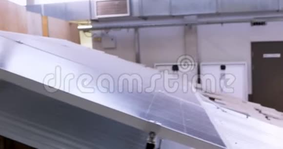 太阳能电池板4k的男性工人视频的预览图