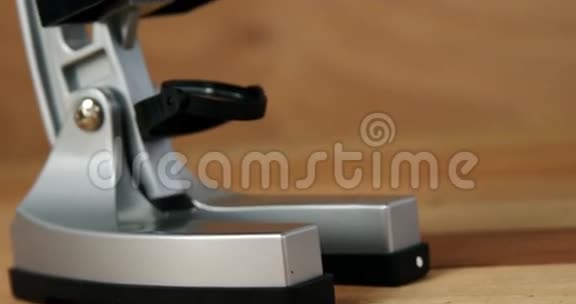 桌子上显微镜的特写视频的预览图