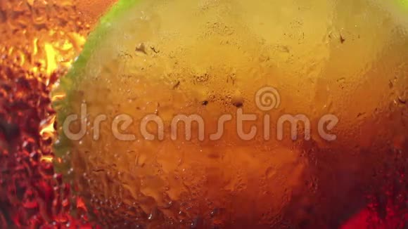 一片石灰的宏观ECU在一个彩色的泡沫中休息视频的预览图
