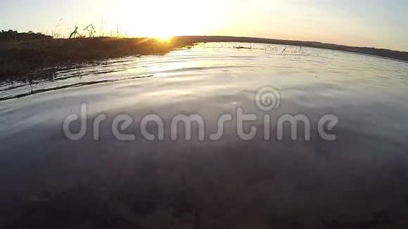 湖水和夕阳的海浪平静了风景美丽视频的预览图