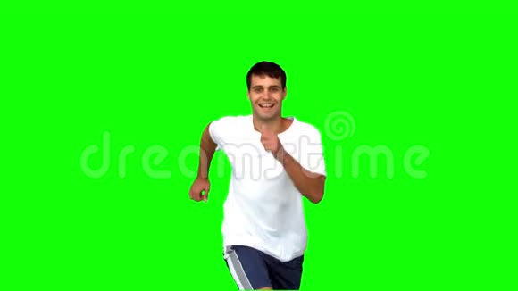 快乐的男人在绿色的屏幕上慢跑视频的预览图