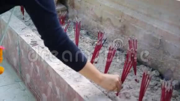 泰国寺庙的熏香视频的预览图