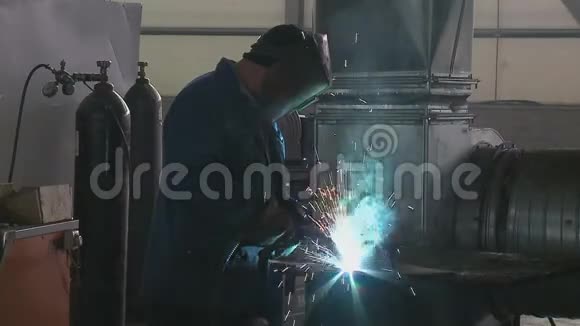 焊工在熔体车间工作视频的预览图