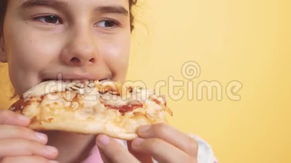 快乐的小女孩吃一片披萨的概念青少年儿童生活方式饥饿吃一片比萨饼慢动作视频的预览图