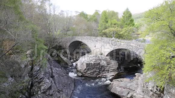 1813年托马斯特尔福德修建的穿越莫利斯顿河的苏格兰旅游景点视频的预览图