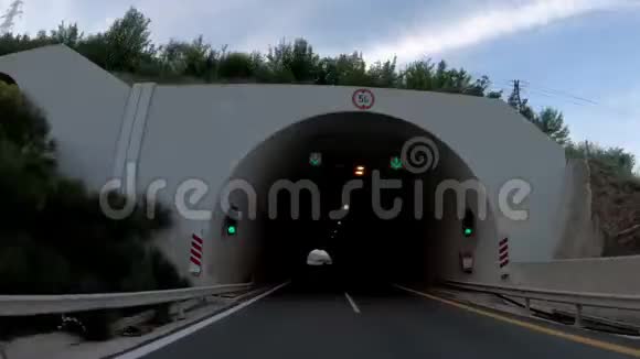 在高速公路隧道和前景行驶视频的预览图