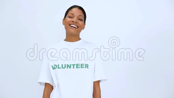 微笑志愿者女人对着镜头竖起大拇指视频的预览图