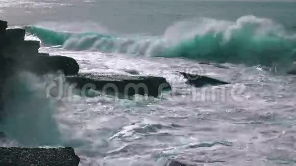 海浪冲击着埃里西拉岩石视频的预览图
