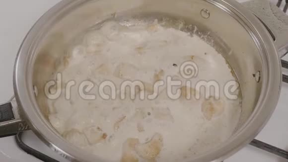 在平底锅中加入奶酪和鸡肉的顶部视图鸡在平底锅里煎热辣鸡肉烹饪特写视频的预览图