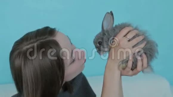 女人抱着小可爱的兔子视频的预览图