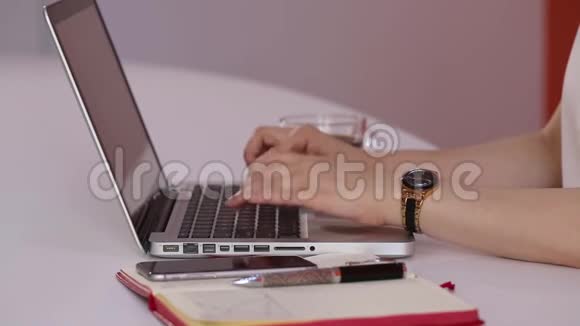 办公室里用笔记本电脑打字的女性视频的预览图