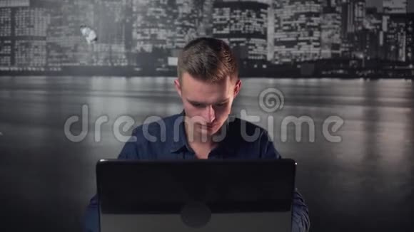 年轻人用笔记本电脑视频的预览图