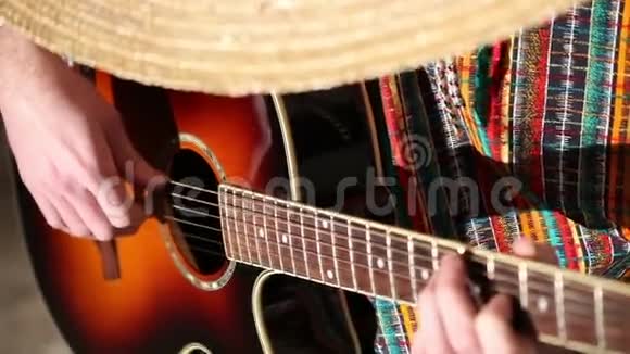 墨西哥弹吉他特写弹吉他视频的预览图
