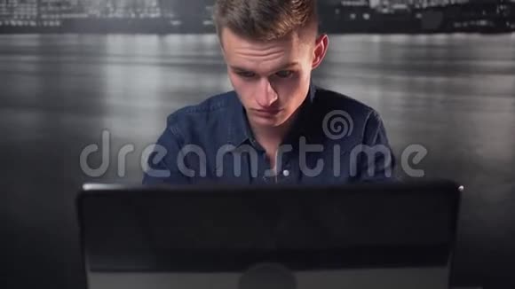 年轻人用笔记本电脑视频的预览图