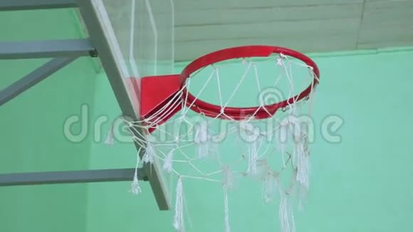 学校体育馆的篮球圈和广告牌运动视频的预览图