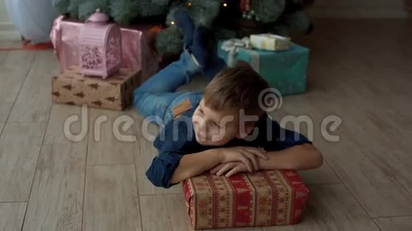 小孩子在圣诞树上享受礼物视频的预览图