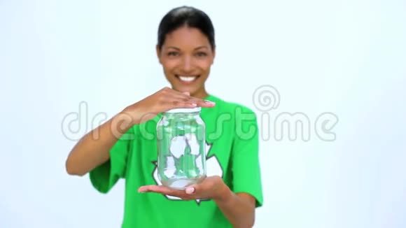 生态女人拿着罐子对着镜头竖起大拇指视频的预览图