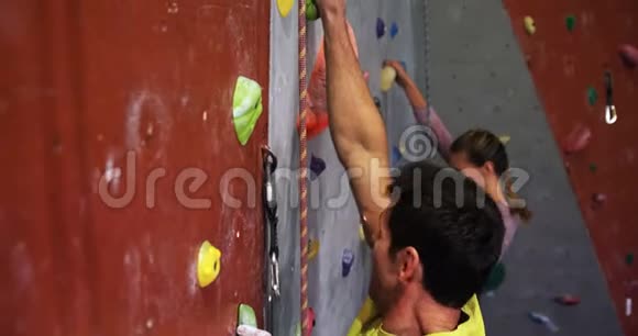 男人和女人爬人造墙视频的预览图