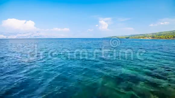 蓝天白云的美丽绿松石海视频的预览图