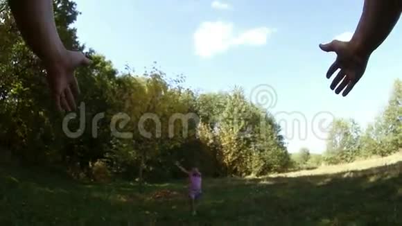 快乐女孩十几岁的女儿跑向父亲视频的预览图