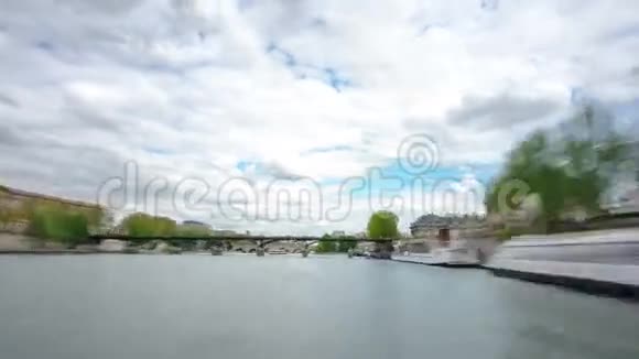 巴黎这艘游览车沿着视频的预览图