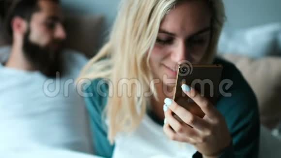 夫妻在家睡觉用手机视频的预览图