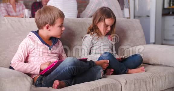 儿童使用数码设备作家长背景谈话视频的预览图