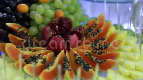 五颜六色的热带水果自助餐与饮料视频的预览图