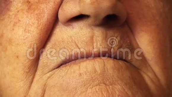 老年妇女嘴皱皮紧视频的预览图